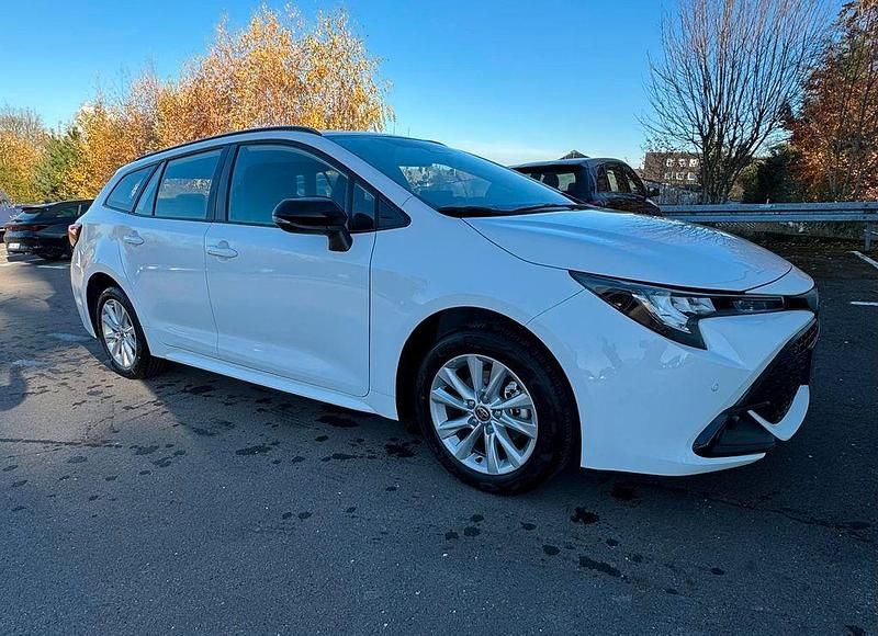 Neu Toyota Corolla Business Edition 140 PS (102 kW) 2025 Weiß Kombi
