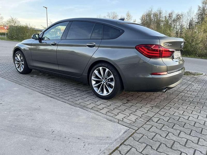 Grau Gebraucht 2017 BMW 535 Kleinwagen | 21.800 € (Fairer Preis) - Bild 1/4