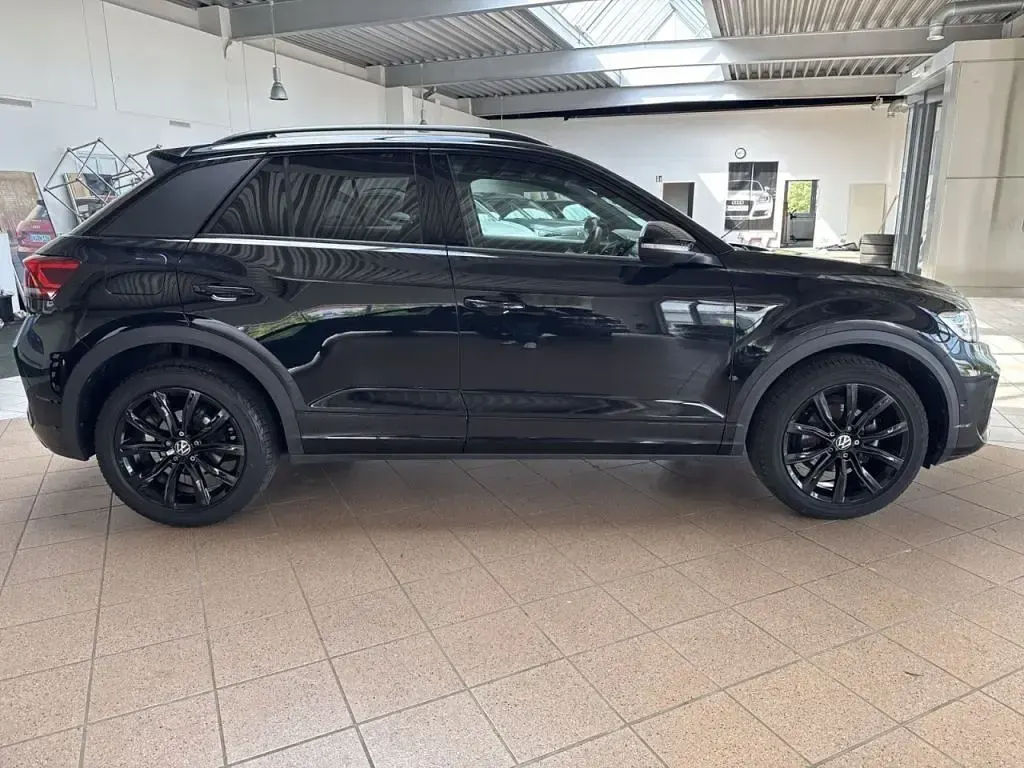 Gebraucht VW T-Roc R-line 110 PS (80 kW) 2023 Deep black perleffekt (metallic) SUV