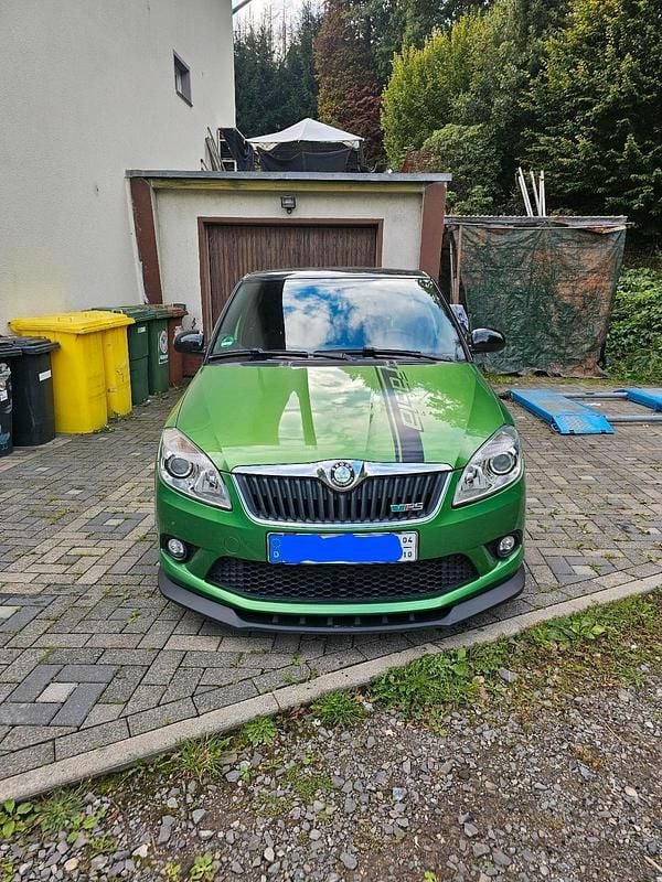 Grün Gebraucht 2010 Skoda Fabia vRS Kleinwagen | 6.350 € (Fairer Preis) - Bild 1/4