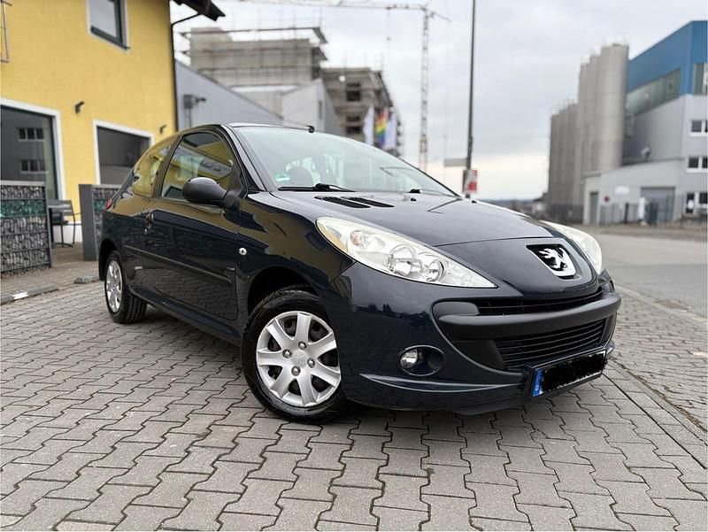 Grau Gebraucht 2011 Peugeot 206+ Kleinwagen | 2.699 € - Bild 1/4