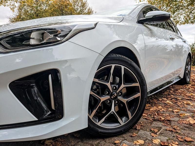 Weiß Gebraucht 2020 Kia ProCeed GT GT-Line Kleinwagen | 18.700 € (Fairer Preis) - Bild 1/4