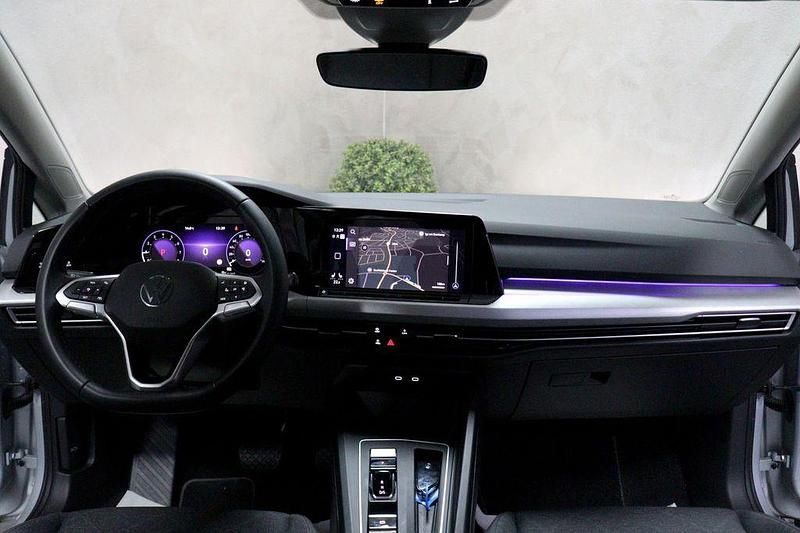 Gebraucht VW Golf VIII Life 131 PS (96 kW) 2023 Reflexsilber metallic (metallic) Kombi