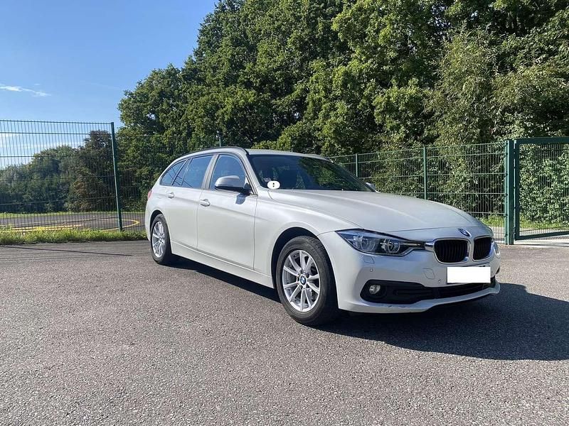 Weiß Gebraucht 2017 BMW 318 Kombi | 16.000 € (Fairer Preis) - Bild 1/4
