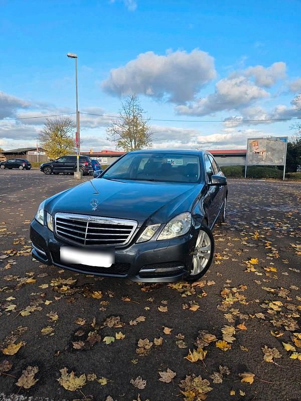 Grau Gebraucht 2013 Mercedes E220 Limousine | 11.600 € (Guter Preis) - Bild 1/4