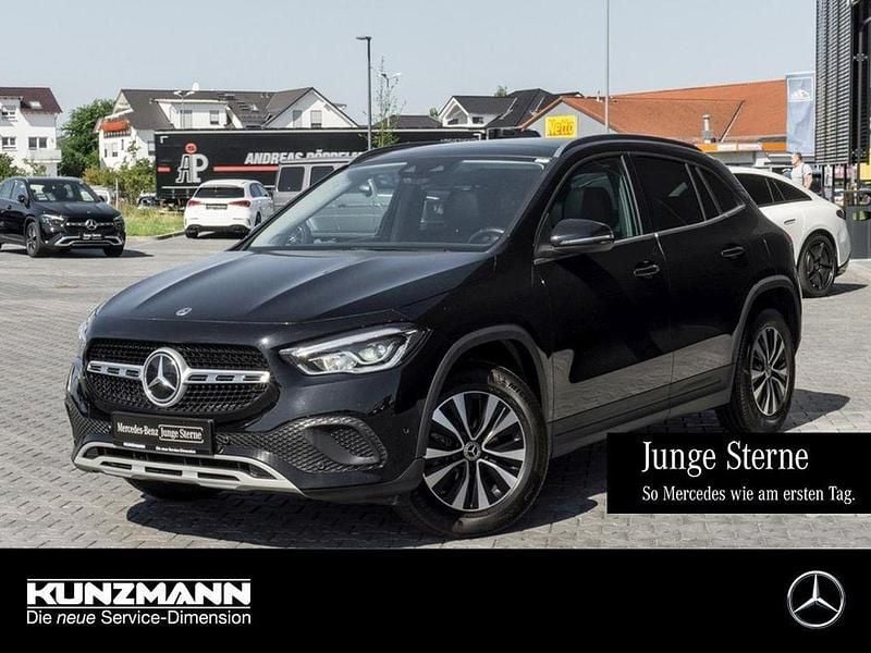 Nachtschwarz Gebraucht 2021 Mercedes GLA180 Style SUV | 28.080 € (Guter Preis) - Bild 1/4