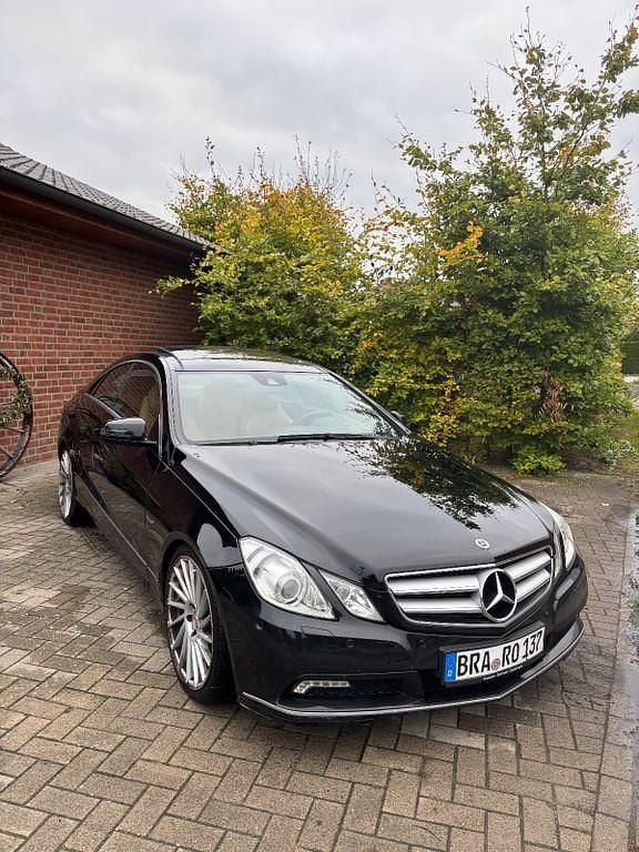 Schwarz Gebraucht 2010 Mercedes E250 Coupé | 7.300 € (Fairer Preis) - Bild 1/4
