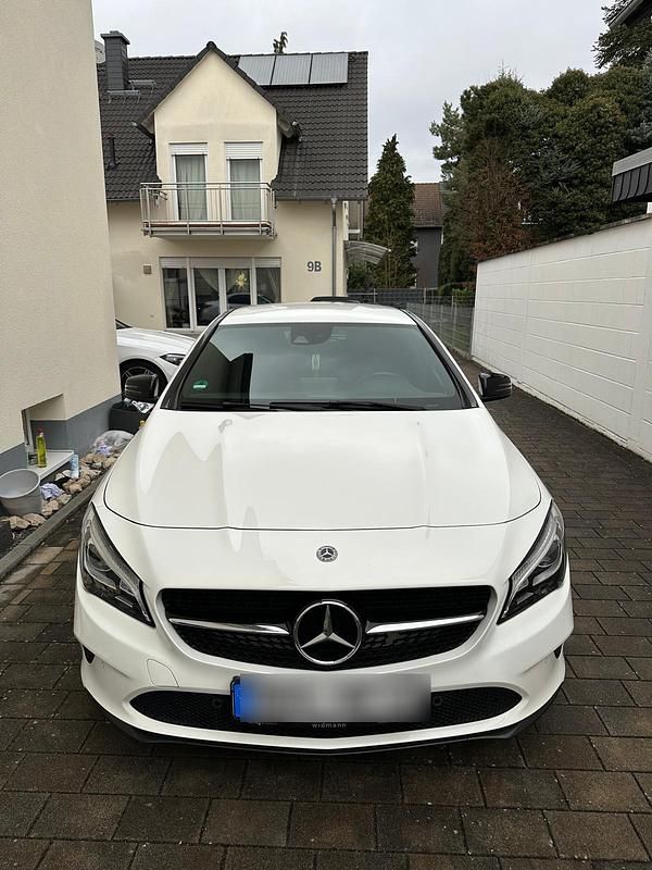 Weiß Gebraucht 2018 Mercedes CLA200 Kombi | 16.900 € - Bild 1/4