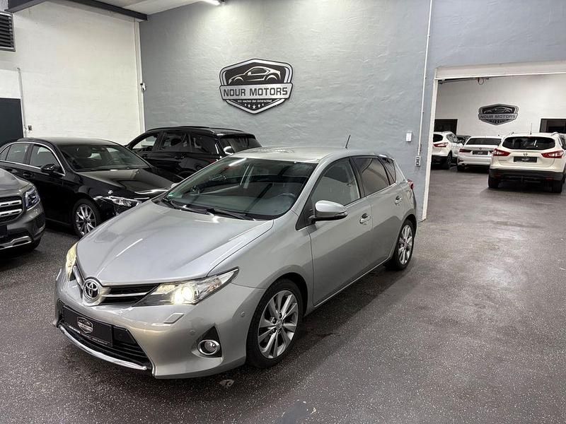 Grau Gebraucht 2012 Toyota Auris Edition Limousine | 9.100 € (Teuer) - Bild 1/4