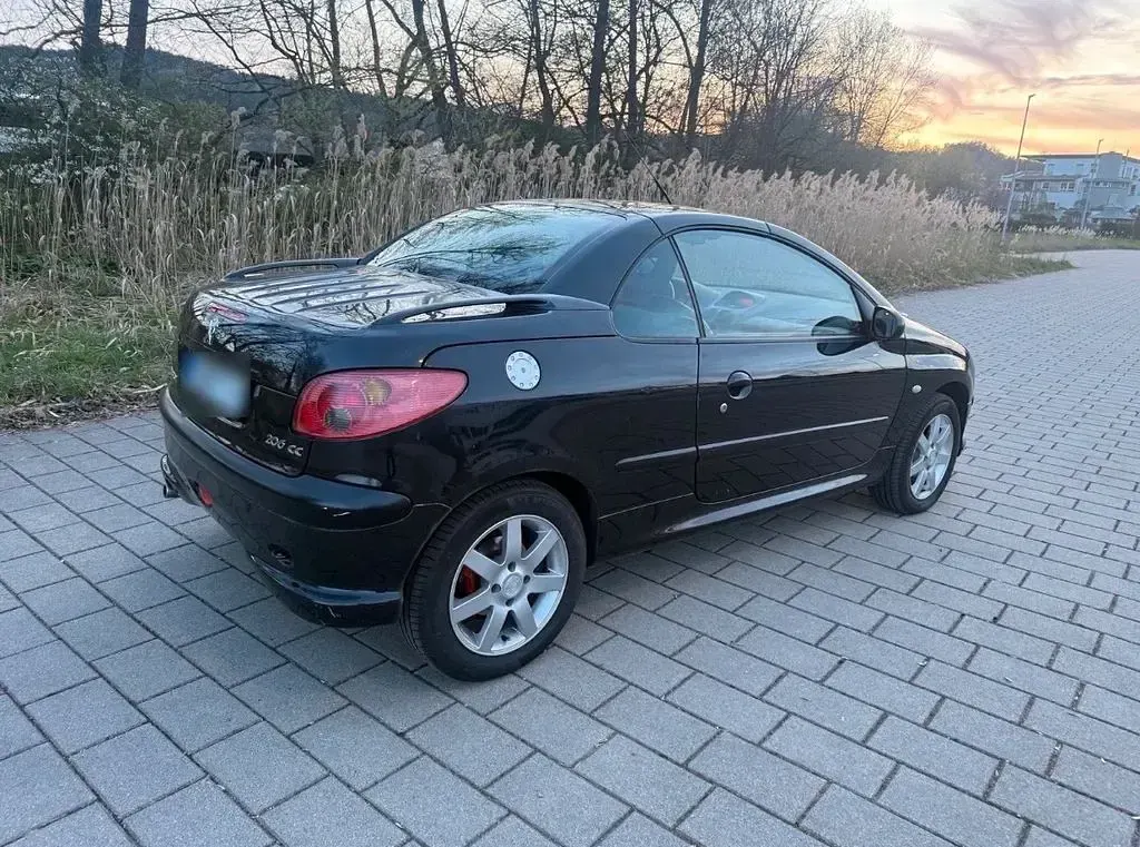 Gebraucht Peugeot 206 CC 109 PS (80 kW) 2003 Schwarz Cabrio