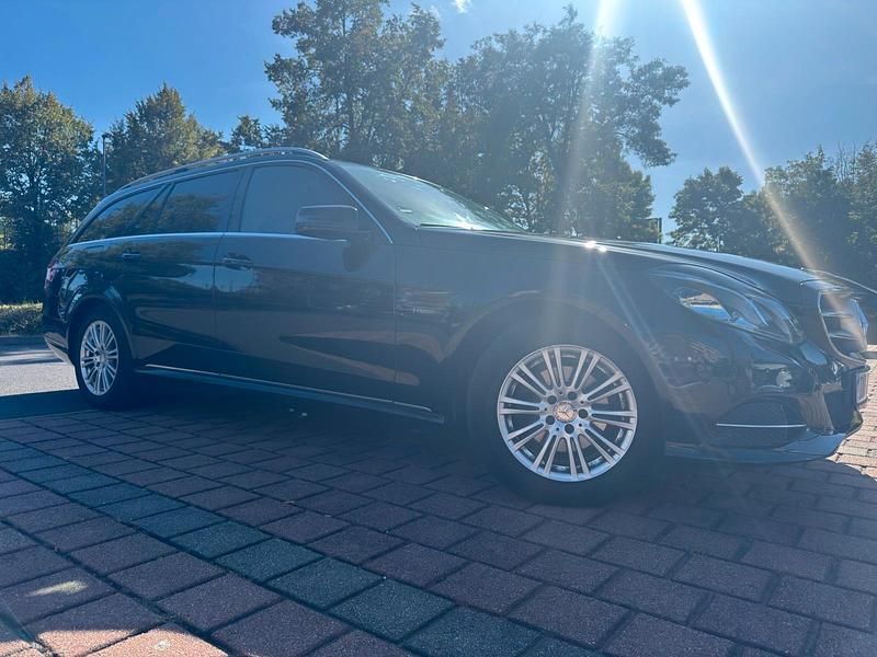 Schwarz Gebraucht 2016 Mercedes E200 Elegance Kombi | 12.299 € (Fairer Preis) - Bild 1/4
