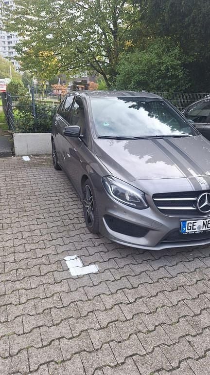 Grau Gebraucht 2017 Mercedes B180 AMG line Van / Kleinbus | 12.000 € (Superpreis) - Bild 1/4