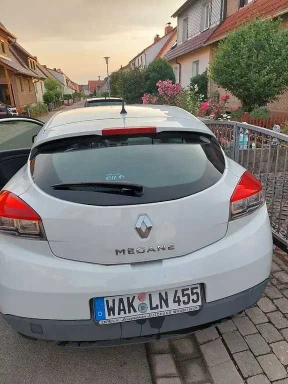 Gebraucht Renault Mégane Coupé Dynamique 110 PS (80 kW) 2011 Weiß Coupé