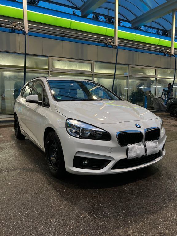Weiß Gebraucht 2015 BMW 218 Active Tourer Van / Kleinbus | 16.500 € (Fairer Preis) - Bild 1/4