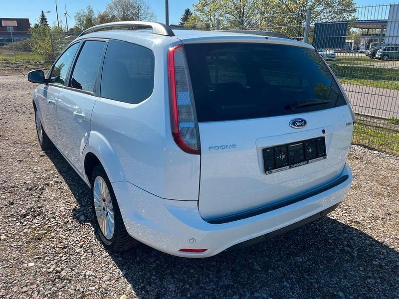 Gebraucht Ford Focus Titanium 109 PS (80 kW) 2010 Weiß Limousine