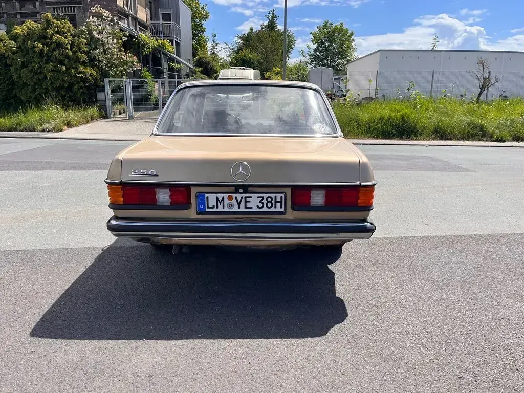 Gebraucht Mercedes 250 140 PS (102 kW) 1982 Gold Limousine