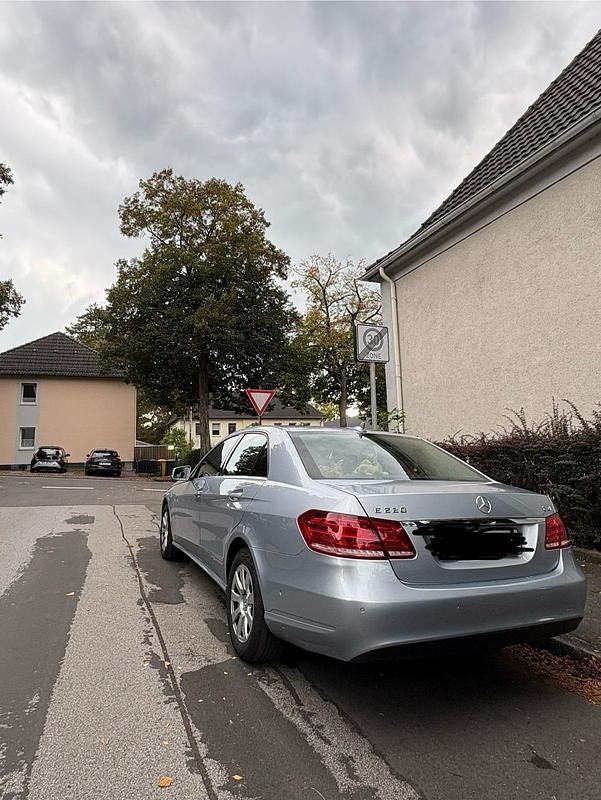 Grau Gebraucht 2013 Mercedes 220 Limousine | 13.500 € - Bild 1/4