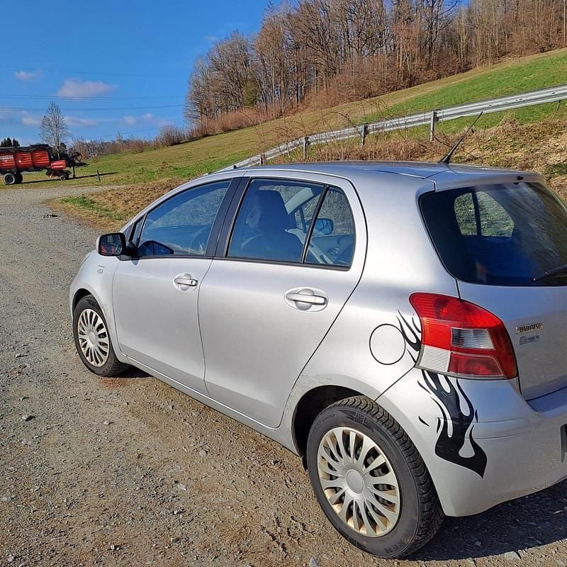Gebraucht Daihatsu Charade 101 PS (74 kW) 2012 Grau Kleinwagen