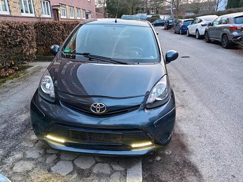 Gebraucht Toyota Aygo 50 PS (36 kW) 2012 Schwarz Kleinwagen