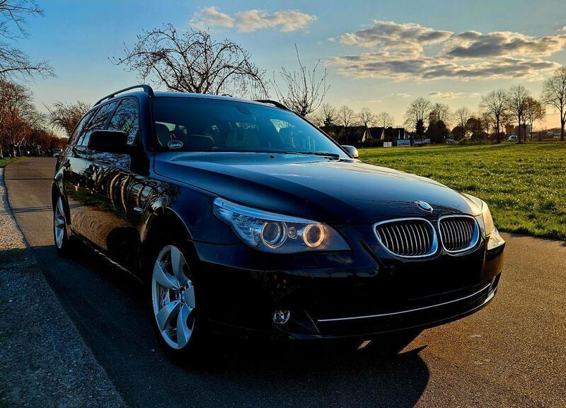 Schwarz Gebraucht 2009 BMW 523 Lifestyle Kombi | 6.799 € (Fairer Preis) - Bild 1/4