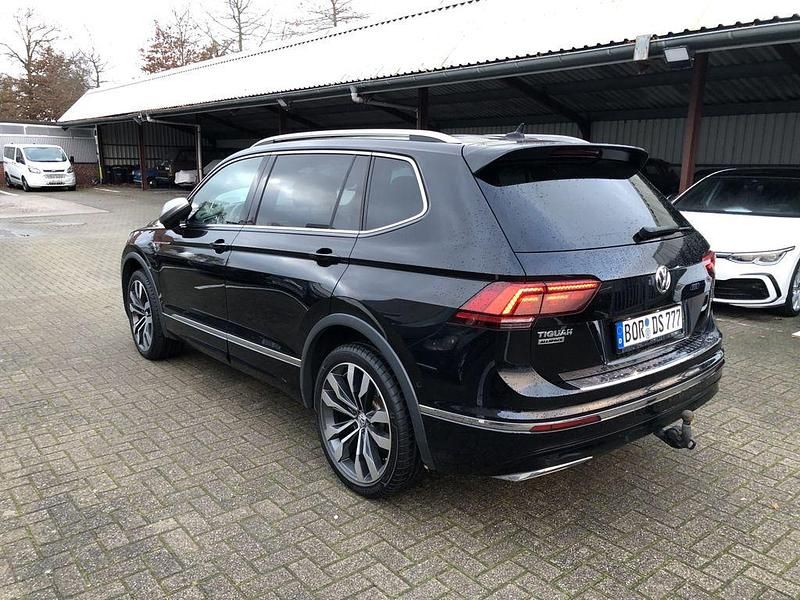 Gebraucht VW Tiguan Allspace R-line 150 PS (110 kW) 2021 Deep black perleffekt (metallic) SUV