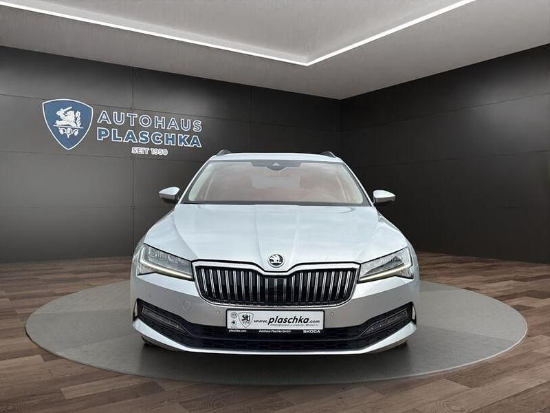 Gebraucht Skoda Superb Ambition 150 PS (110 kW) 2022 Brilliantsilber Kombi
