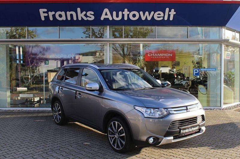 Grau Gebraucht 2015 Mitsubishi Outlander Diamant Edition SUV | 14.990 € (Fairer Preis) - Bild 1/4