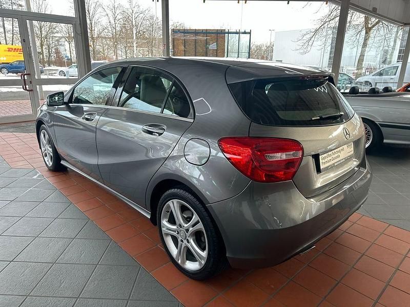 Gebraucht Mercedes A180 122 PS (89 kW) 2013 Grau Limousine