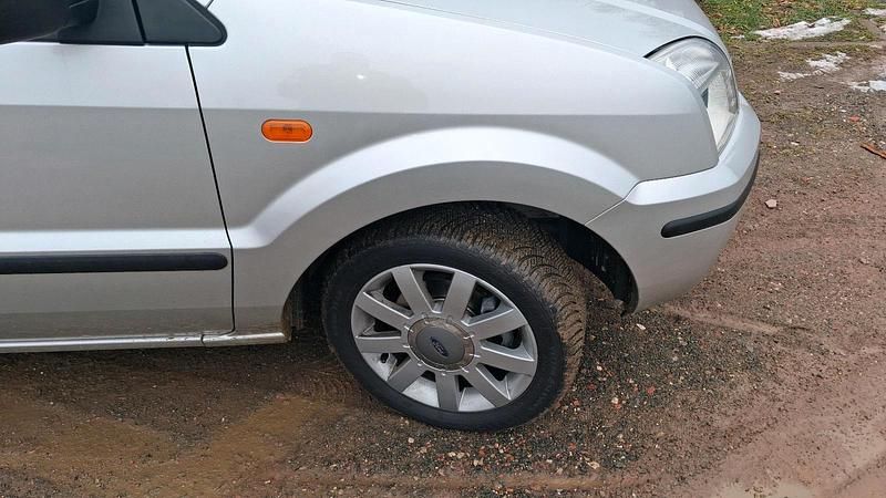 Gebraucht Ford Fiesta 105 PS (77 kW) 2003 Silber Kleinwagen