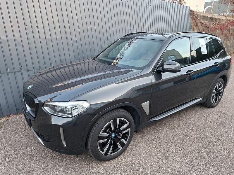 Grau Gebraucht 2021 BMW iX3 SUV | 24.480 € (Guter Preis) - Bild 1/4