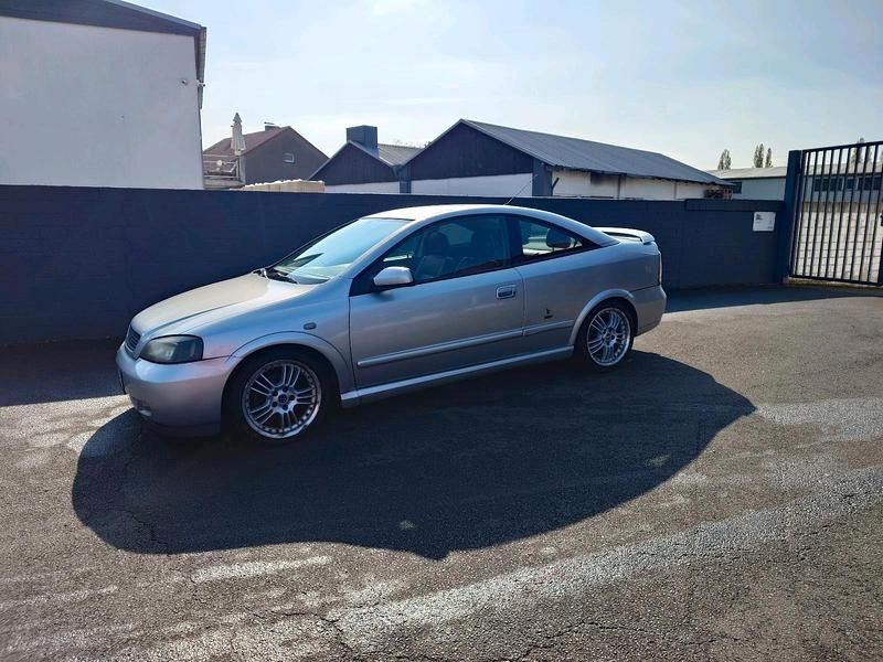 Second-hand Opel Astra 147 CP (108 kW) 2000 Argintiu Coupe