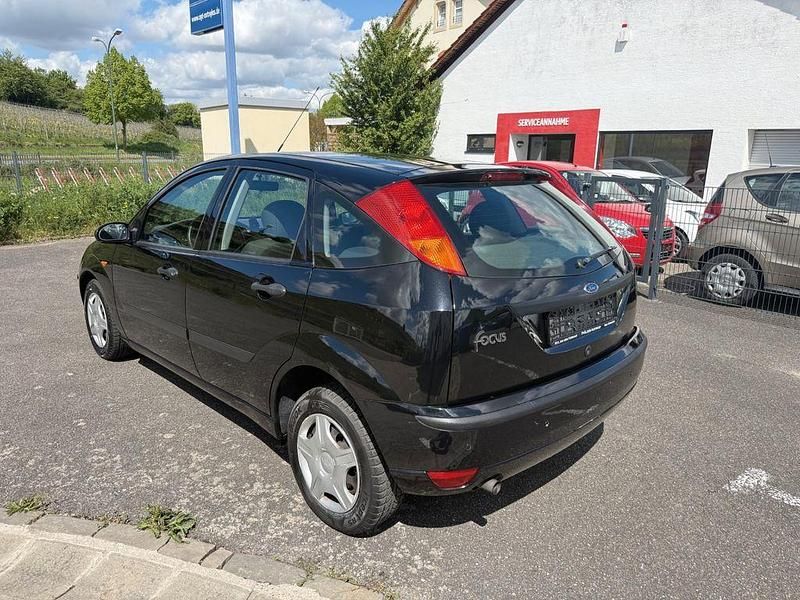 Używany Ford Focus Finesse 101 KM (74 kW) 2002 Czarny Sedan/Limuzyna