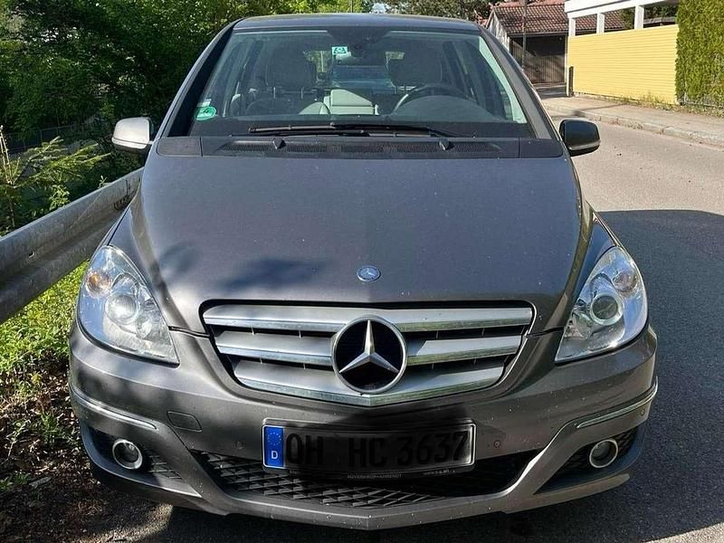 Grau Gebraucht 2009 Mercedes 200 Limousine | 6.900 € (Fairer Preis) - Bild 1/4