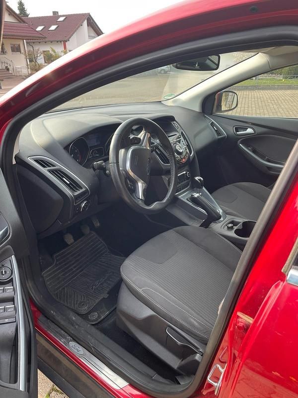 Gebraucht Ford Focus 125 PS (91 kW) 2012 Rot Limousine