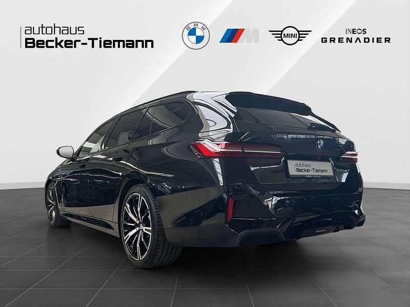 Gebraucht BMW 520 M Sport 197 PS (144 kW) 2024 Saphirschwarz Kombi