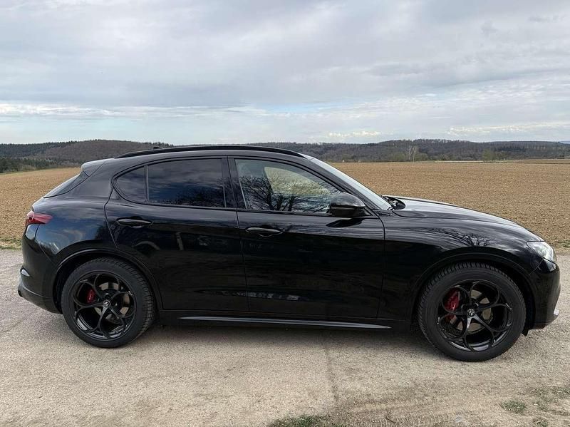 Schwarz Gebraucht 2018 Alfa Romeo Stelvio Executive SUV | 30.800 € (Teuer) - Bild 1/4
