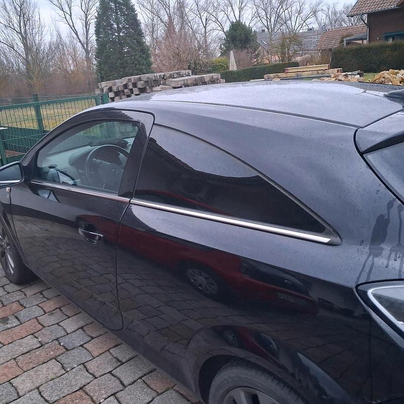 Gebraucht Opel Astra GTC 115 PS (84 kW) 2010 Schwarz Coupé