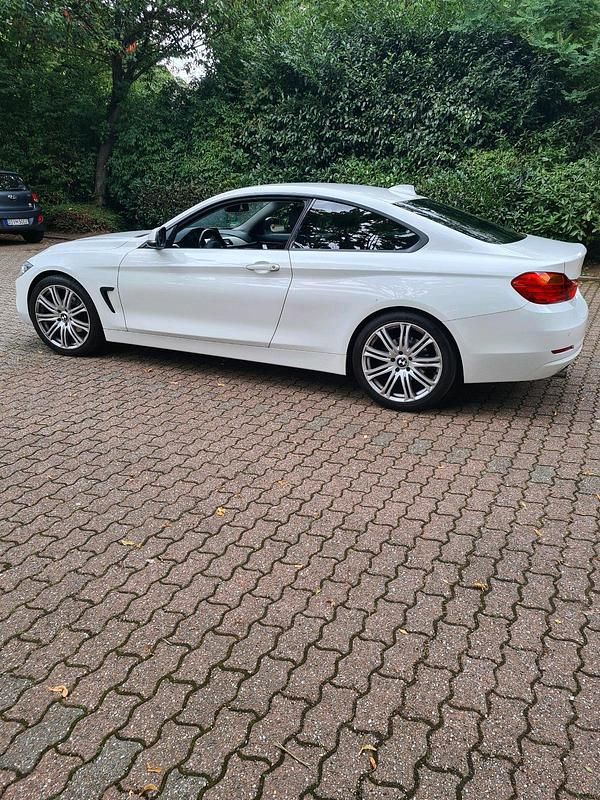 Weiß Gebraucht 2014 BMW 420 Coupé | 11.900 € (Fairer Preis) - Bild 1/4