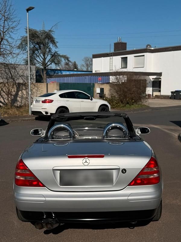 Gebraucht Mercedes SLK230 197 PS (144 kW) 1997 Silber Cabrio