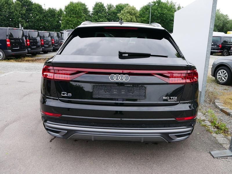 Gebraucht Audi Q8 S-Line 286 PS (210 kW) 2022 Mythosschwarz metallic SUV