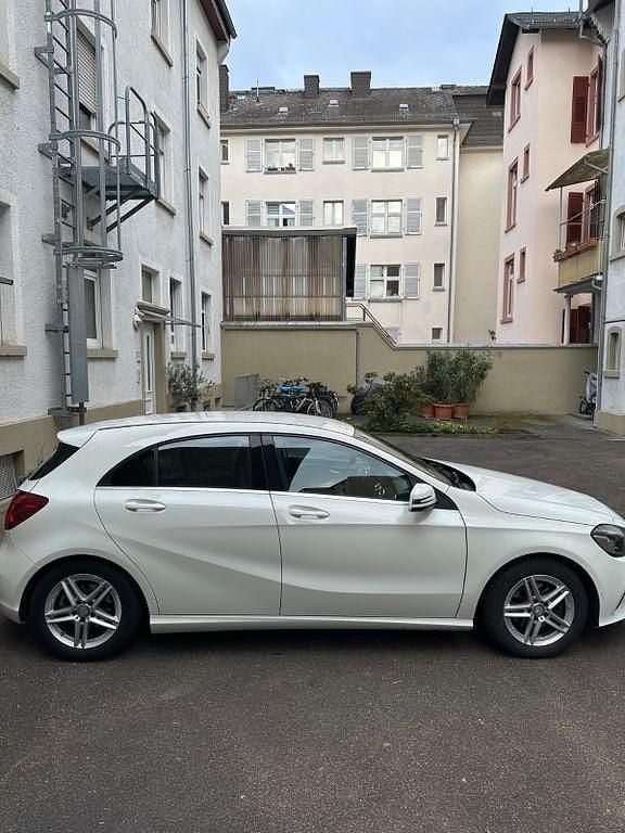 Gebraucht Mercedes A180 Style 122 PS (89 kW) 2015 Weiß Limousine