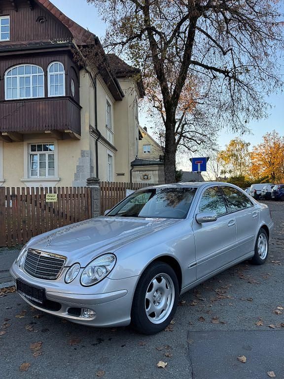 Silber Gebraucht 2004 Mercedes E200 Classic Limousine | 5.900 € (Guter Preis) - Bild 1/4