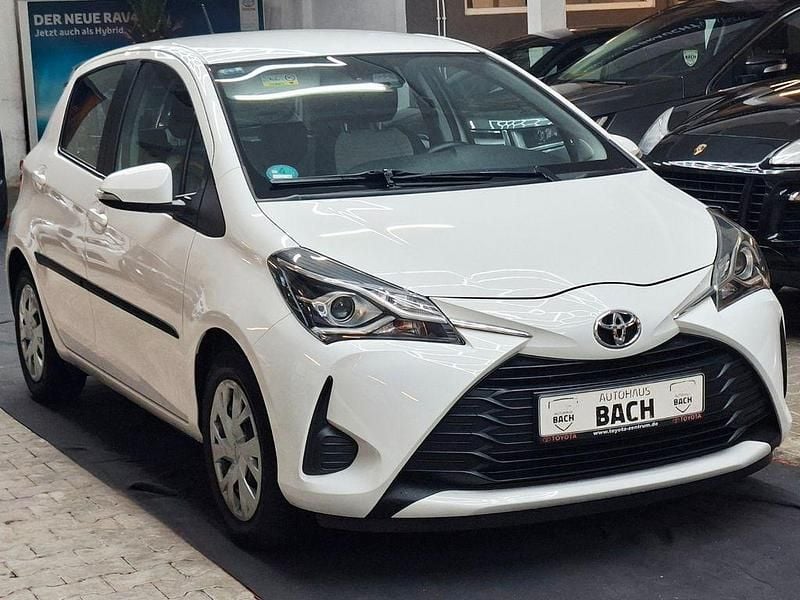 Weiß Gebraucht 2019 Toyota Yaris Comfort Limousine | 7.999 € (Guter Preis) - Bild 1/4