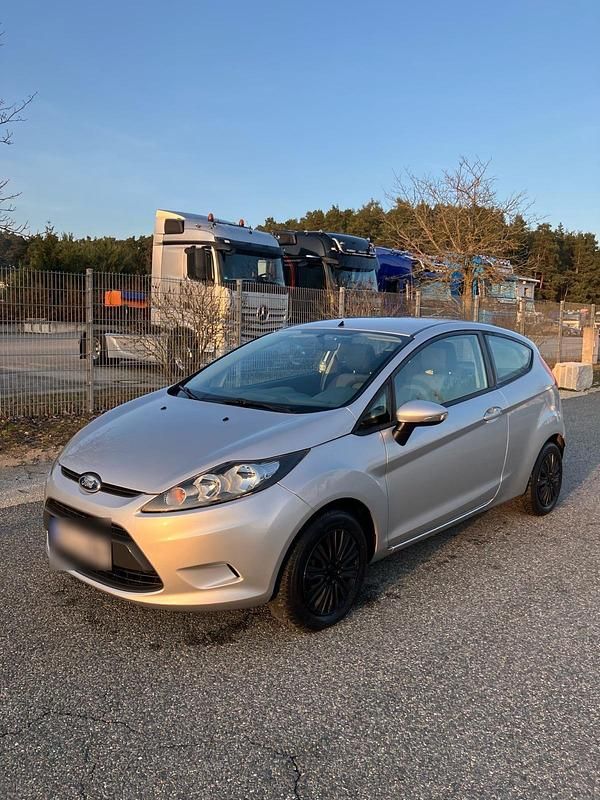 Gebraucht Ford Fiesta Trend 82 PS (60 kW) 2009 Silber Kleinwagen