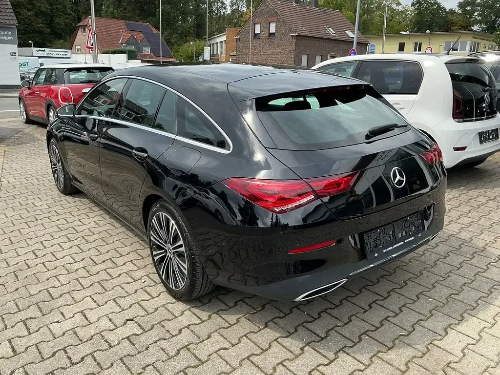 Gebraucht Mercedes CLA200 Shooting Brake 150 PS (110 kW) 2023 Schwarz Kombi