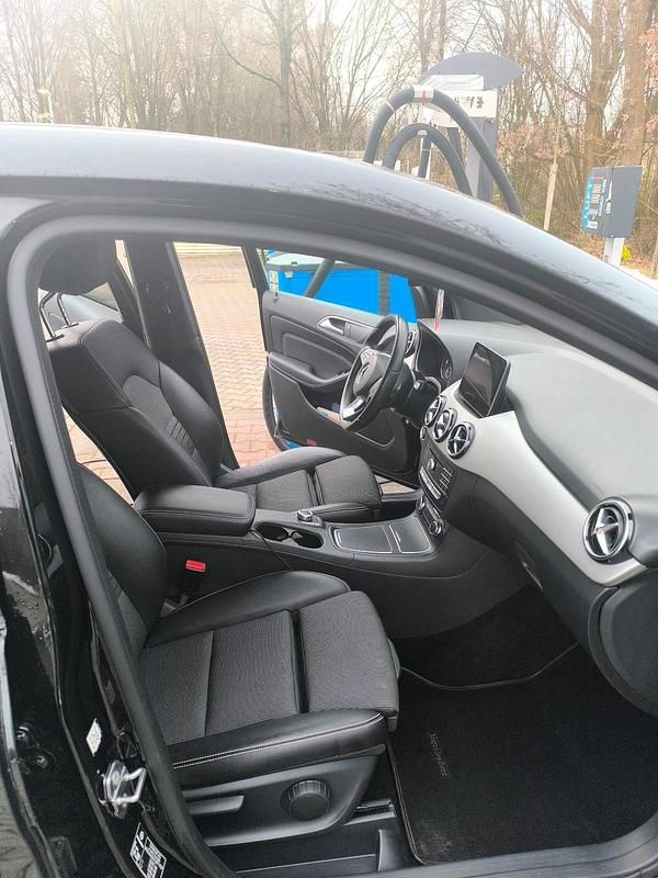 Gebraucht Mercedes B220 Night 177 PS (130 kW) 2018 Schwarz Van / Kleinbus