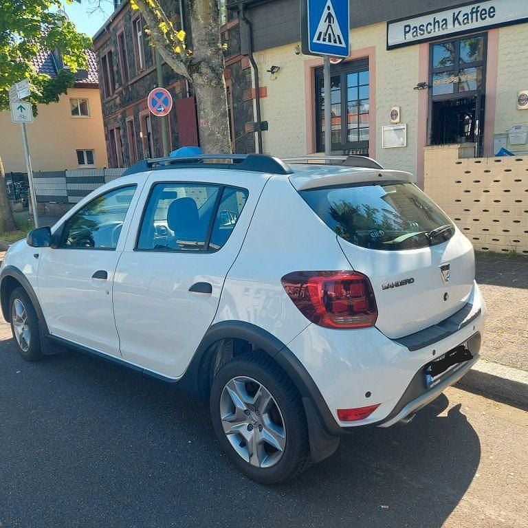 Weiß Gebraucht 2017 Dacia Sandero Prestige Kleinwagen | 10.800 € (Fairer Preis) - Bild 1/4