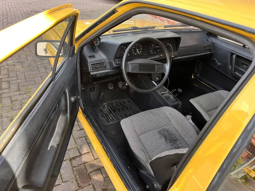 Używany VW Passat 70 KM (51 kW) 1983 Żółty Coupe