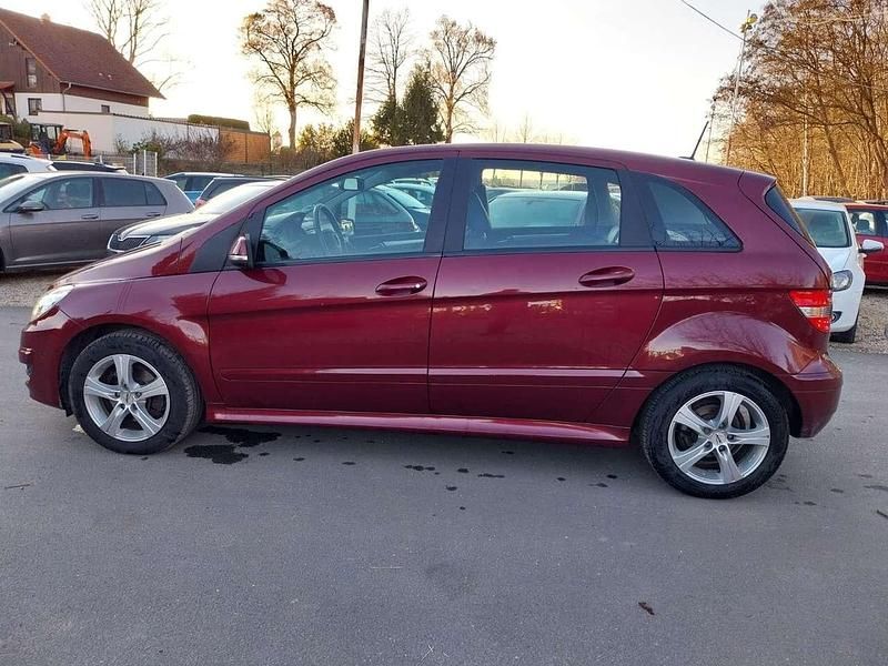 Gebraucht Mercedes B200 136 PS (100 kW) 2010 Rot Van / Kleinbus