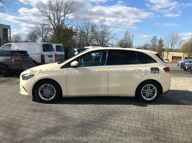 Gebraucht Mercedes B200 150 PS (110 kW) 2019 Hellelfenbein Van / Kleinbus